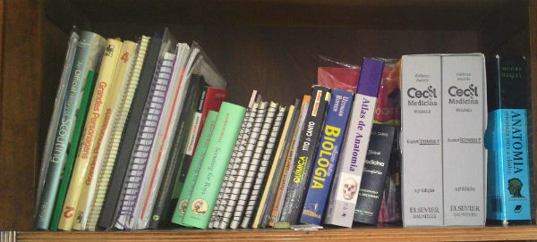 Livros de medicina, atlas de anatomia, biologia, acupuntura e outras fontes de consulta.